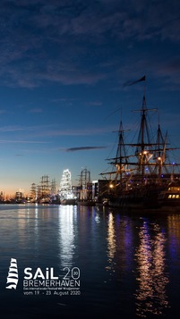 Ein Bild von einem Hafenareal bei Nacht.